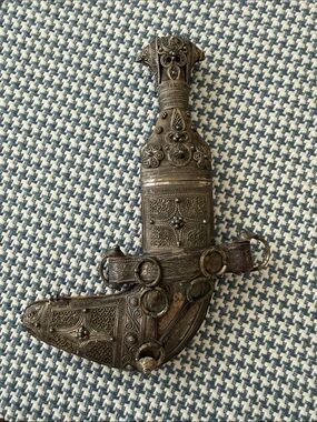 Ornate Silver Decorative Khanjar Jambiya Dagger Accent in Silver